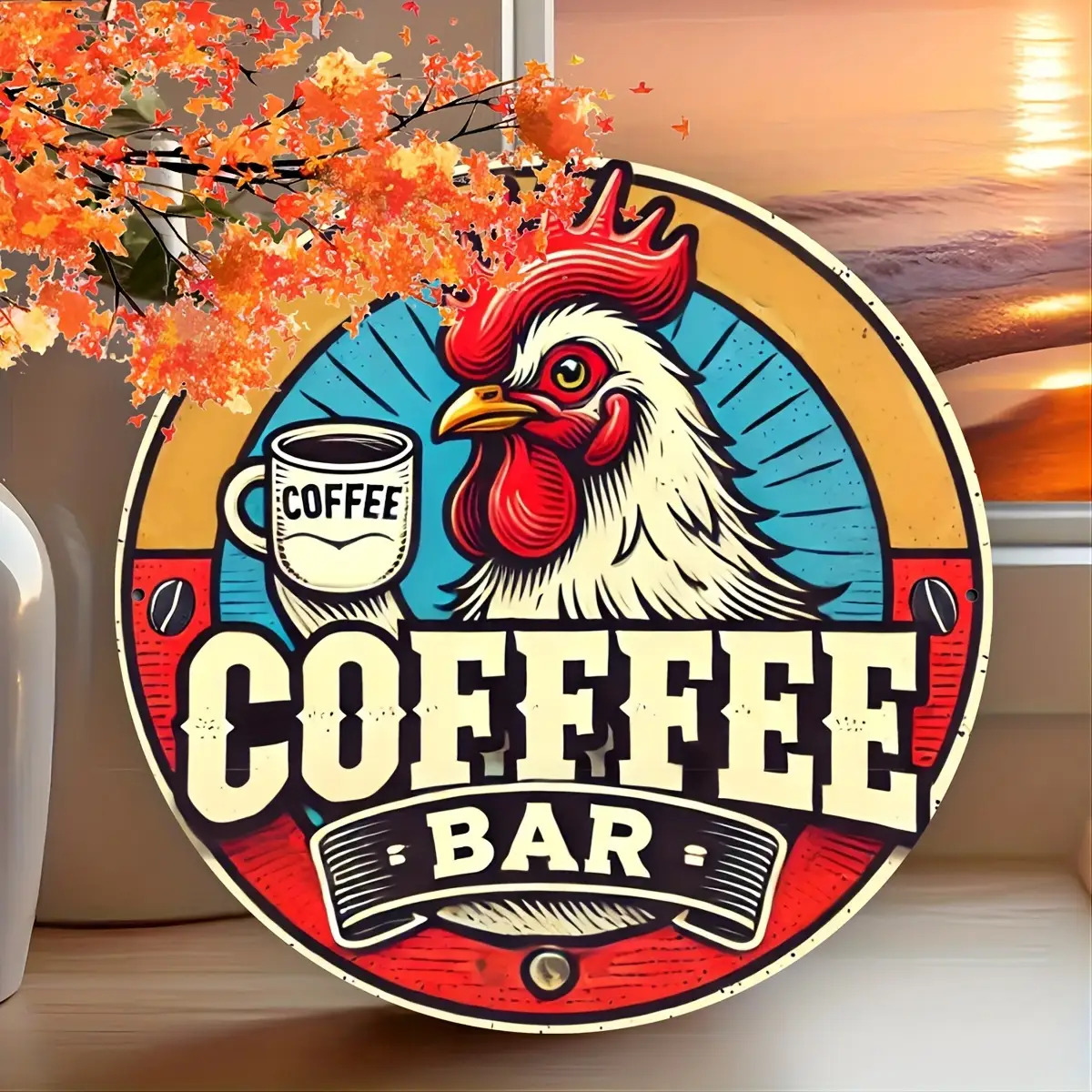 Home Bar And Coffee - 2D ヴィンテージアルミサイン | レトロな雄鶏がコーヒーを飲む、赤と黄色のカラフルなアートワーク - コーヒーバー、自宅用の壁掛け装飾